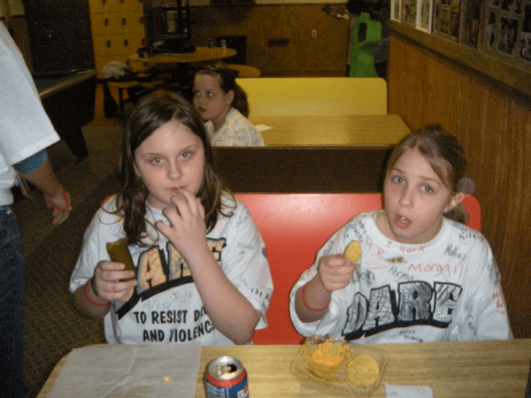dare_girls_eating